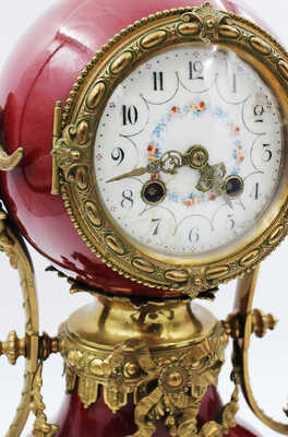 Каминные часы с двумя канделябрами